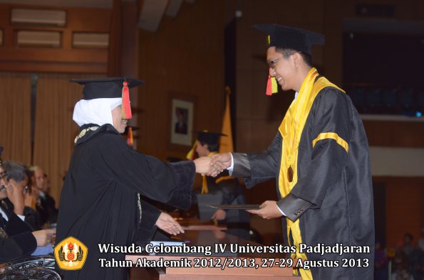 wisuda-unpad-gel-iv-ta-2012_2013-fakultas-mipa-oleh-dekan-046