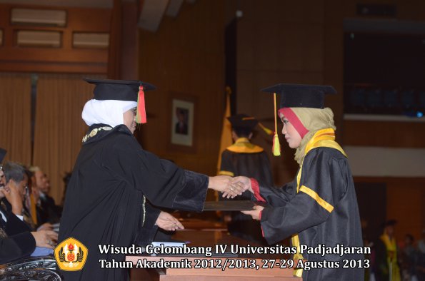 wisuda-unpad-gel-iv-ta-2012_2013-fakultas-mipa-oleh-dekan-047