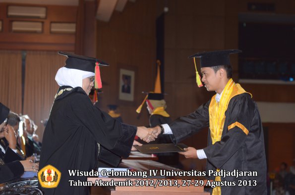 wisuda-unpad-gel-iv-ta-2012_2013-fakultas-mipa-oleh-dekan-048