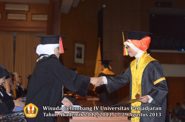 wisuda-unpad-gel-iv-ta-2012_2013-fakultas-mipa-oleh-dekan-049