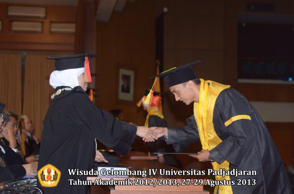 wisuda-unpad-gel-iv-ta-2012_2013-fakultas-mipa-oleh-dekan-050