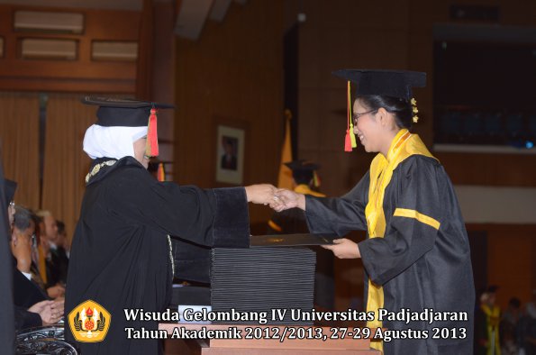 wisuda-unpad-gel-iv-ta-2012_2013-fakultas-mipa-oleh-dekan-051