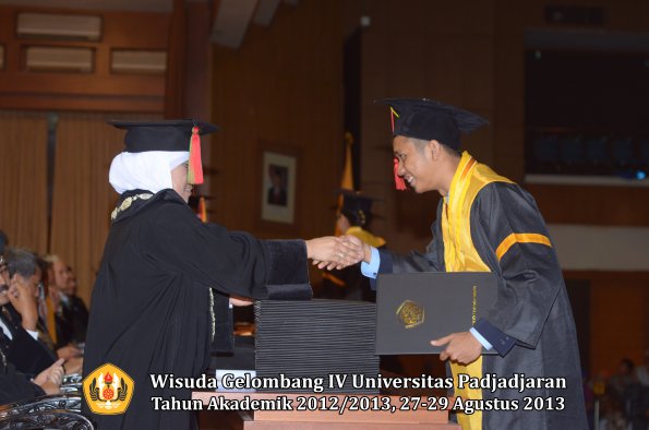 wisuda-unpad-gel-iv-ta-2012_2013-fakultas-mipa-oleh-dekan-052