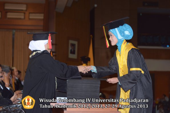 wisuda-unpad-gel-iv-ta-2012_2013-fakultas-mipa-oleh-dekan-053