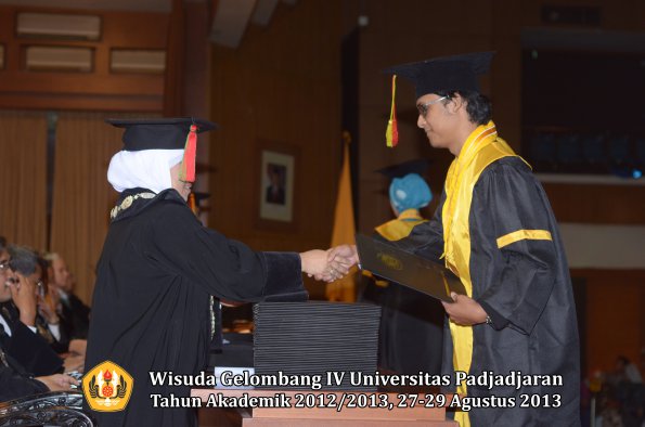 wisuda-unpad-gel-iv-ta-2012_2013-fakultas-mipa-oleh-dekan-054