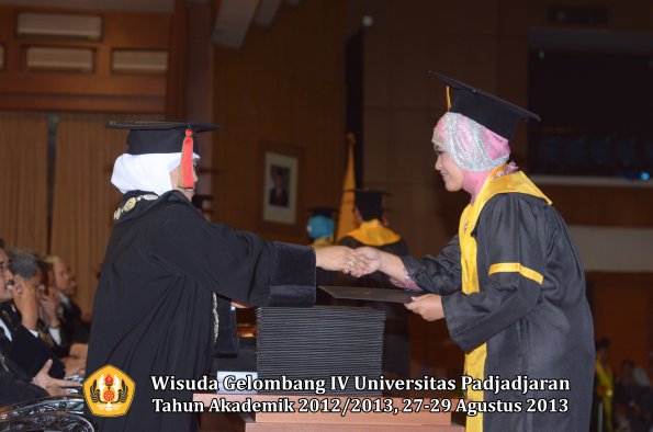 wisuda-unpad-gel-iv-ta-2012_2013-fakultas-mipa-oleh-dekan-055