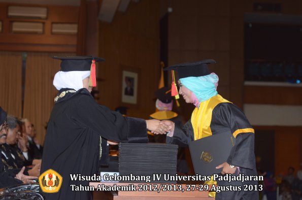 wisuda-unpad-gel-iv-ta-2012_2013-fakultas-mipa-oleh-dekan-056