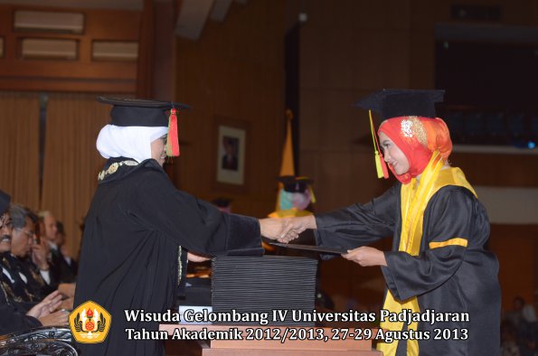 wisuda-unpad-gel-iv-ta-2012_2013-fakultas-mipa-oleh-dekan-057