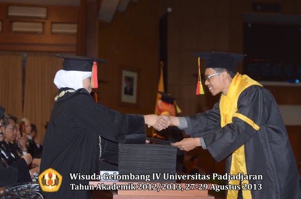 wisuda-unpad-gel-iv-ta-2012_2013-fakultas-mipa-oleh-dekan-058