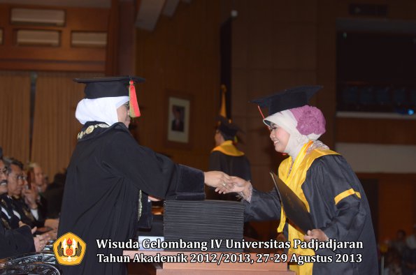 wisuda-unpad-gel-iv-ta-2012_2013-fakultas-mipa-oleh-dekan-059