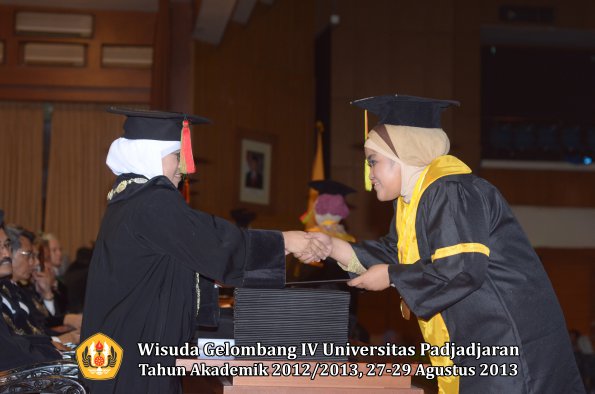 wisuda-unpad-gel-iv-ta-2012_2013-fakultas-mipa-oleh-dekan-060