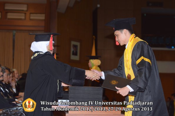 wisuda-unpad-gel-iv-ta-2012_2013-fakultas-mipa-oleh-dekan-063