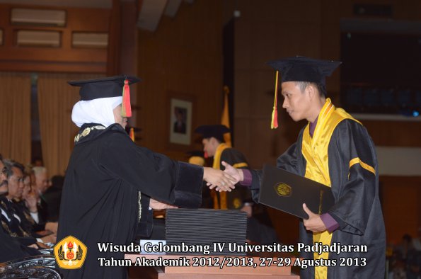 wisuda-unpad-gel-iv-ta-2012_2013-fakultas-mipa-oleh-dekan-064