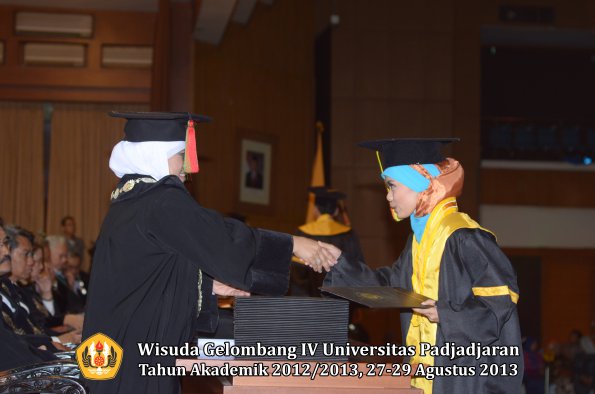 wisuda-unpad-gel-iv-ta-2012_2013-fakultas-mipa-oleh-dekan-065