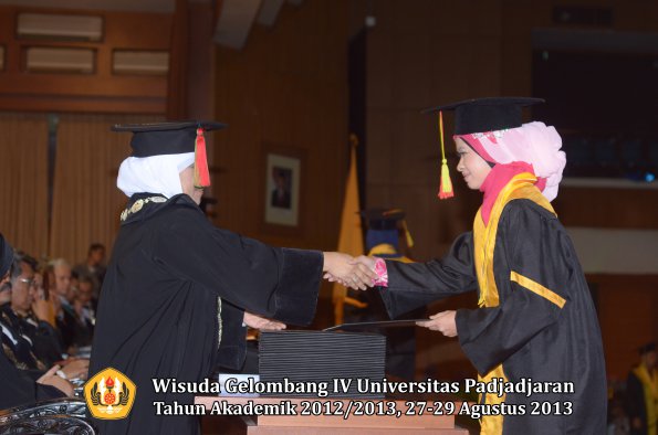 wisuda-unpad-gel-iv-ta-2012_2013-fakultas-mipa-oleh-dekan-067