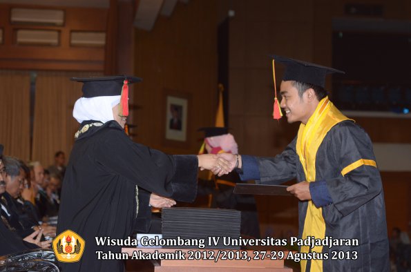 wisuda-unpad-gel-iv-ta-2012_2013-fakultas-mipa-oleh-dekan-068