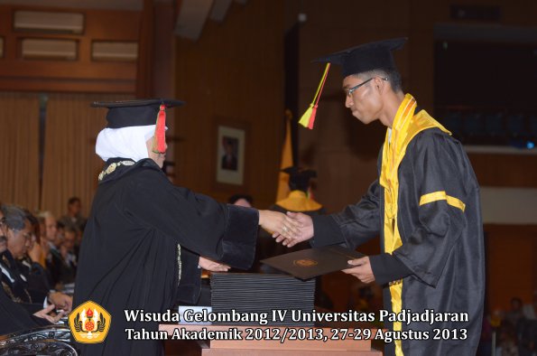 wisuda-unpad-gel-iv-ta-2012_2013-fakultas-mipa-oleh-dekan-069