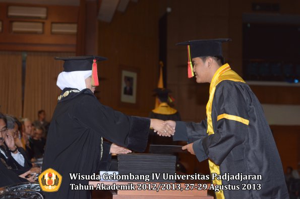 wisuda-unpad-gel-iv-ta-2012_2013-fakultas-mipa-oleh-dekan-070