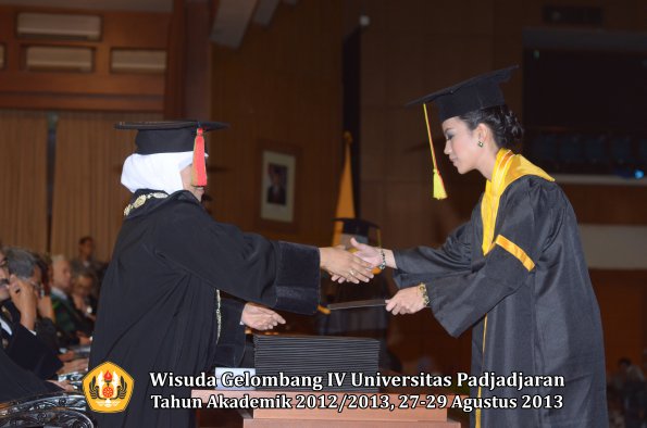 wisuda-unpad-gel-iv-ta-2012_2013-fakultas-mipa-oleh-dekan-073