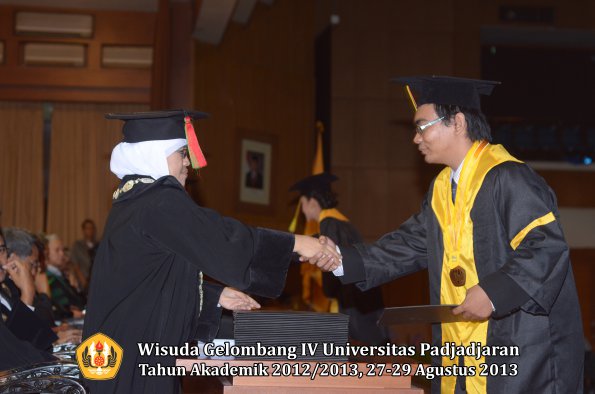 wisuda-unpad-gel-iv-ta-2012_2013-fakultas-mipa-oleh-dekan-074