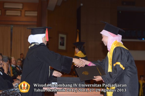 wisuda-unpad-gel-iv-ta-2012_2013-fakultas-mipa-oleh-dekan-077