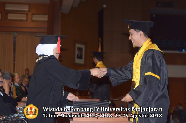 wisuda-unpad-gel-iv-ta-2012_2013-fakultas-mipa-oleh-dekan-081