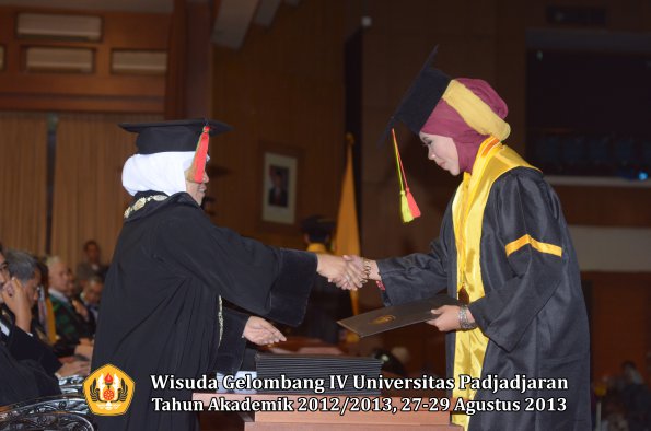 wisuda-unpad-gel-iv-ta-2012_2013-fakultas-mipa-oleh-dekan-082