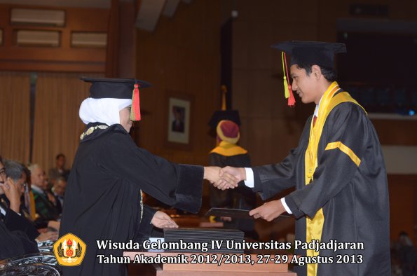 wisuda-unpad-gel-iv-ta-2012_2013-fakultas-mipa-oleh-dekan-083