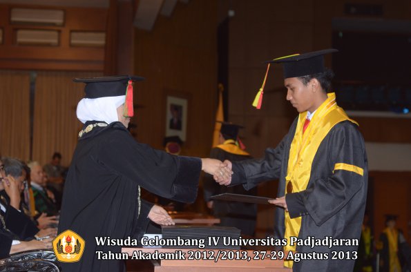 wisuda-unpad-gel-iv-ta-2012_2013-fakultas-mipa-oleh-dekan-084