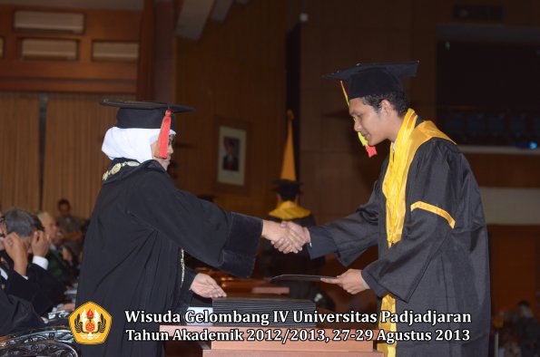 wisuda-unpad-gel-iv-ta-2012_2013-fakultas-mipa-oleh-dekan-085