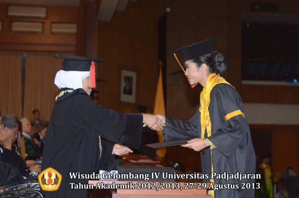 wisuda-unpad-gel-iv-ta-2012_2013-fakultas-mipa-oleh-dekan-086