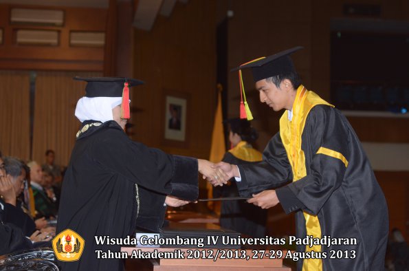 wisuda-unpad-gel-iv-ta-2012_2013-fakultas-mipa-oleh-dekan-087