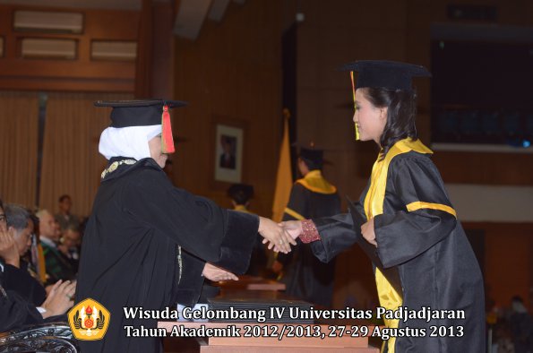 wisuda-unpad-gel-iv-ta-2012_2013-fakultas-mipa-oleh-dekan-088