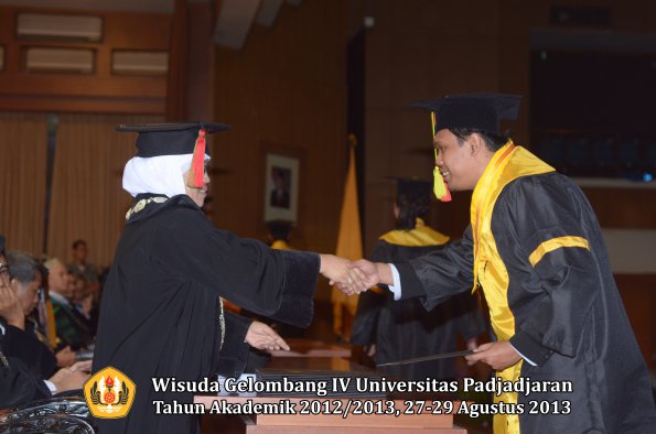 wisuda-unpad-gel-iv-ta-2012_2013-fakultas-mipa-oleh-dekan-089