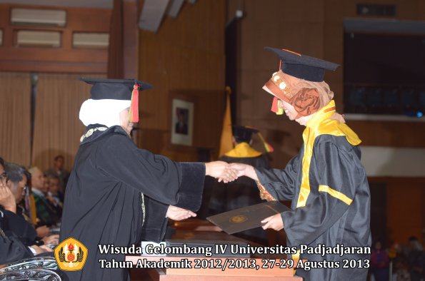 wisuda-unpad-gel-iv-ta-2012_2013-fakultas-mipa-oleh-dekan-090