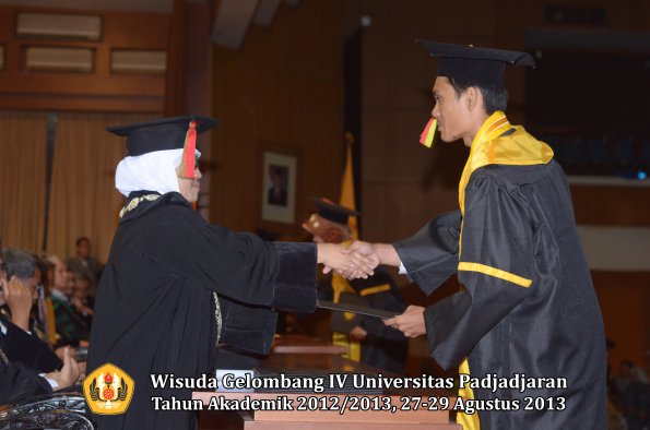 wisuda-unpad-gel-iv-ta-2012_2013-fakultas-mipa-oleh-dekan-091