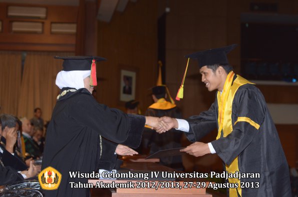 wisuda-unpad-gel-iv-ta-2012_2013-fakultas-mipa-oleh-dekan-092