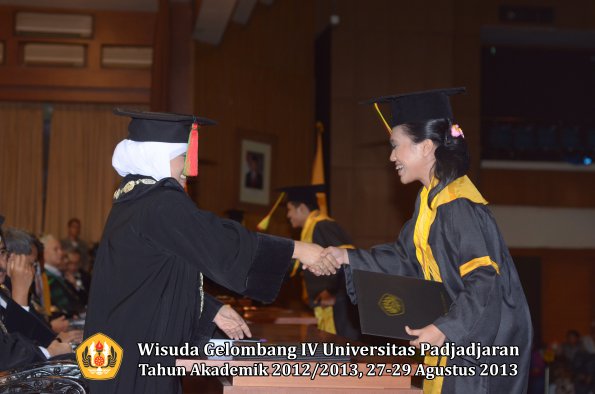 wisuda-unpad-gel-iv-ta-2012_2013-fakultas-mipa-oleh-dekan-093