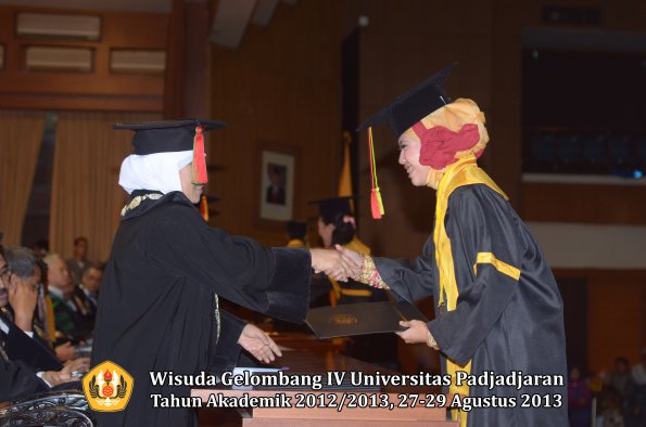 wisuda-unpad-gel-iv-ta-2012_2013-fakultas-mipa-oleh-dekan-094