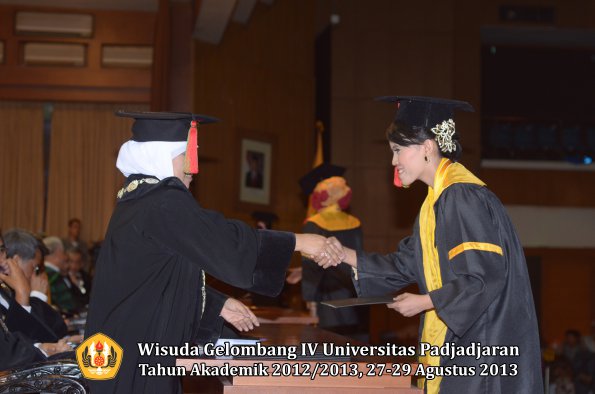 wisuda-unpad-gel-iv-ta-2012_2013-fakultas-mipa-oleh-dekan-095