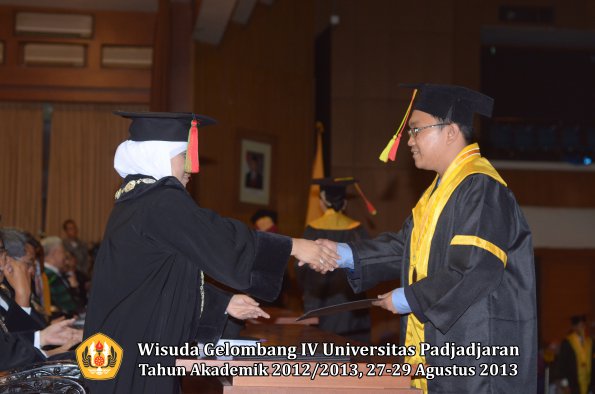 wisuda-unpad-gel-iv-ta-2012_2013-fakultas-mipa-oleh-dekan-096