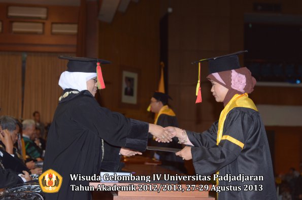 wisuda-unpad-gel-iv-ta-2012_2013-fakultas-mipa-oleh-dekan-097