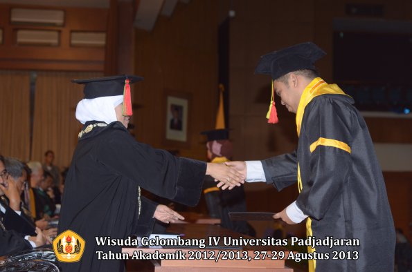 wisuda-unpad-gel-iv-ta-2012_2013-fakultas-mipa-oleh-dekan-098