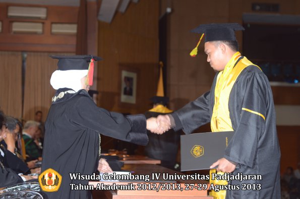 wisuda-unpad-gel-iv-ta-2012_2013-fakultas-mipa-oleh-dekan-099