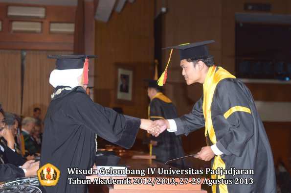 wisuda-unpad-gel-iv-ta-2012_2013-fakultas-mipa-oleh-dekan-100