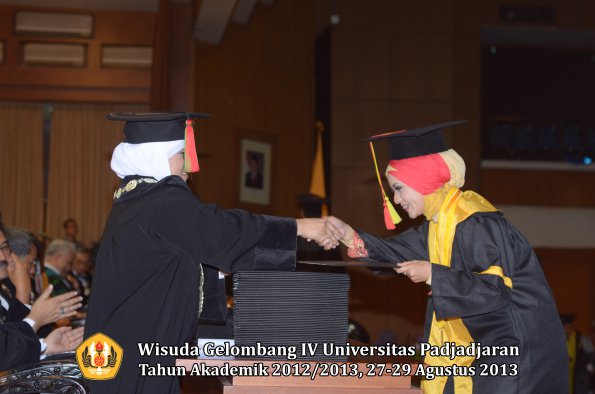 wisuda-unpad-gel-iv-ta-2012_2013-fakultas-mipa-oleh-dekan-101