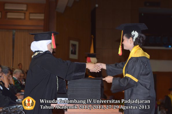 wisuda-unpad-gel-iv-ta-2012_2013-fakultas-mipa-oleh-dekan-102