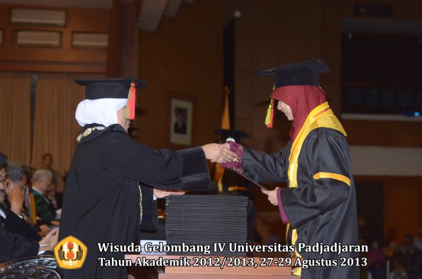 wisuda-unpad-gel-iv-ta-2012_2013-fakultas-mipa-oleh-dekan-103