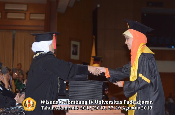 wisuda-unpad-gel-iv-ta-2012_2013-fakultas-mipa-oleh-dekan-104