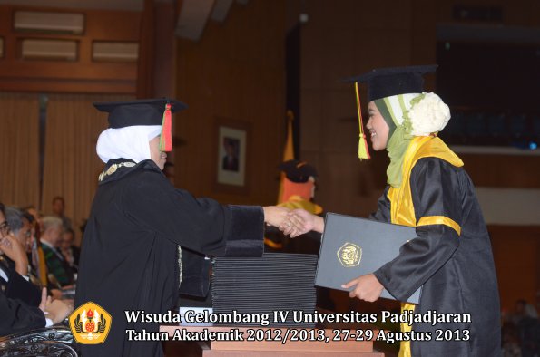 wisuda-unpad-gel-iv-ta-2012_2013-fakultas-mipa-oleh-dekan-105